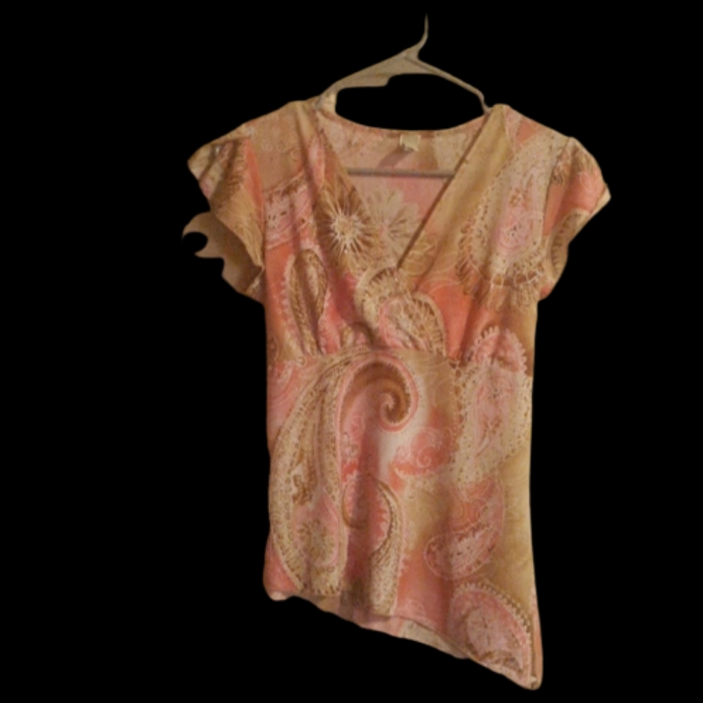 *KIWI* Super cute, short sleeve V-neck blouse